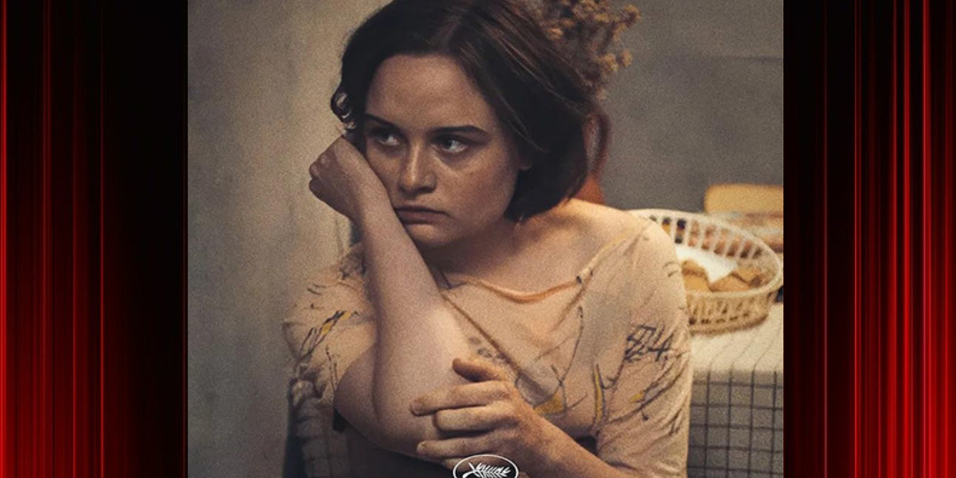 as Filmplakat für 'In die Sonne schauen' zeigt eine junge Frau, die nachdenklich und leicht abgewandt dargestellt wird. Ihre Hand stützt ihr Kinn, während ihr Blick in die Ferne schweift. Die Farbpalette ist gedämpft und erdig, was eine intime und möglicherweise melancholische Atmosphäre schafft. Das Licht fällt sanft auf ihr Gesicht und betont ihre Gesichtszüge, während der Hintergrund unscharf bleibt und eine gewisse Tiefe erzeugt.