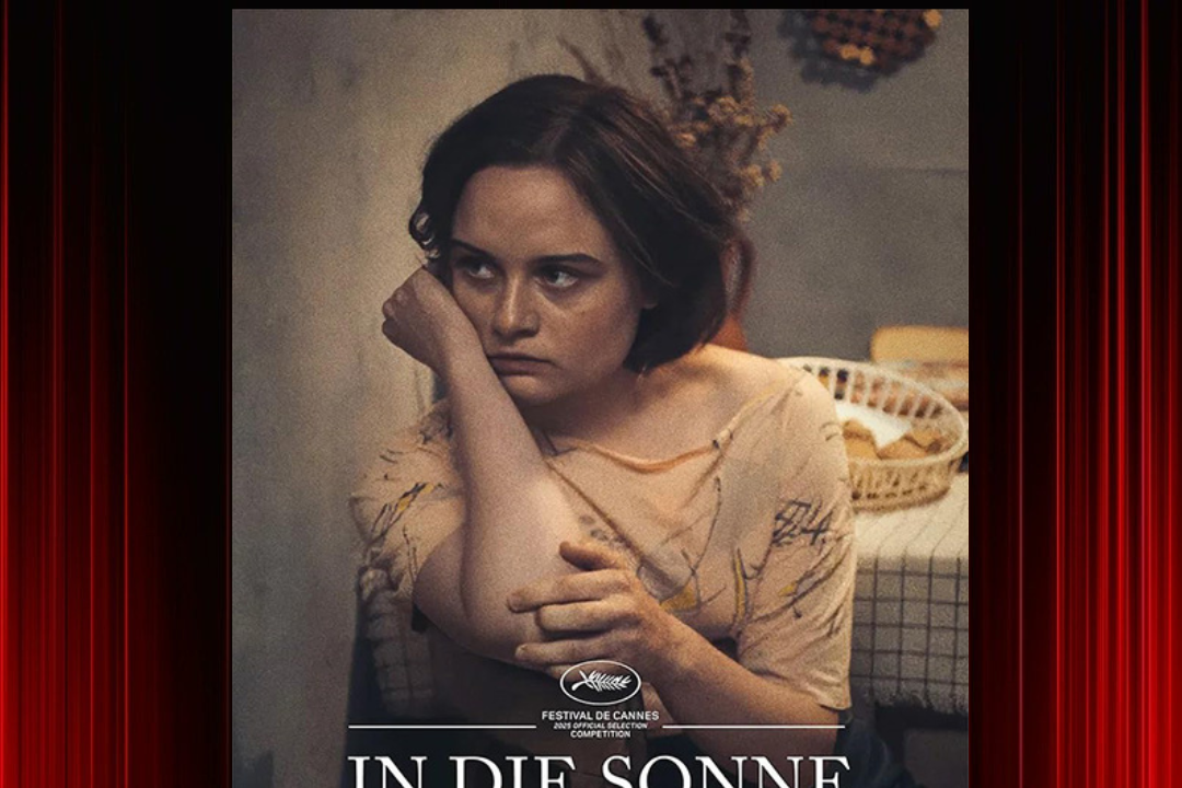 as Filmplakat für 'In die Sonne schauen' zeigt eine junge Frau, die nachdenklich und leicht abgewandt dargestellt wird. Ihre Hand stützt ihr Kinn, während ihr Blick in die Ferne schweift. Die Farbpalette ist gedämpft und erdig, was eine intime und möglicherweise melancholische Atmosphäre schafft. Das Licht fällt sanft auf ihr Gesicht und betont ihre Gesichtszüge, während der Hintergrund unscharf bleibt und eine gewisse Tiefe erzeugt.