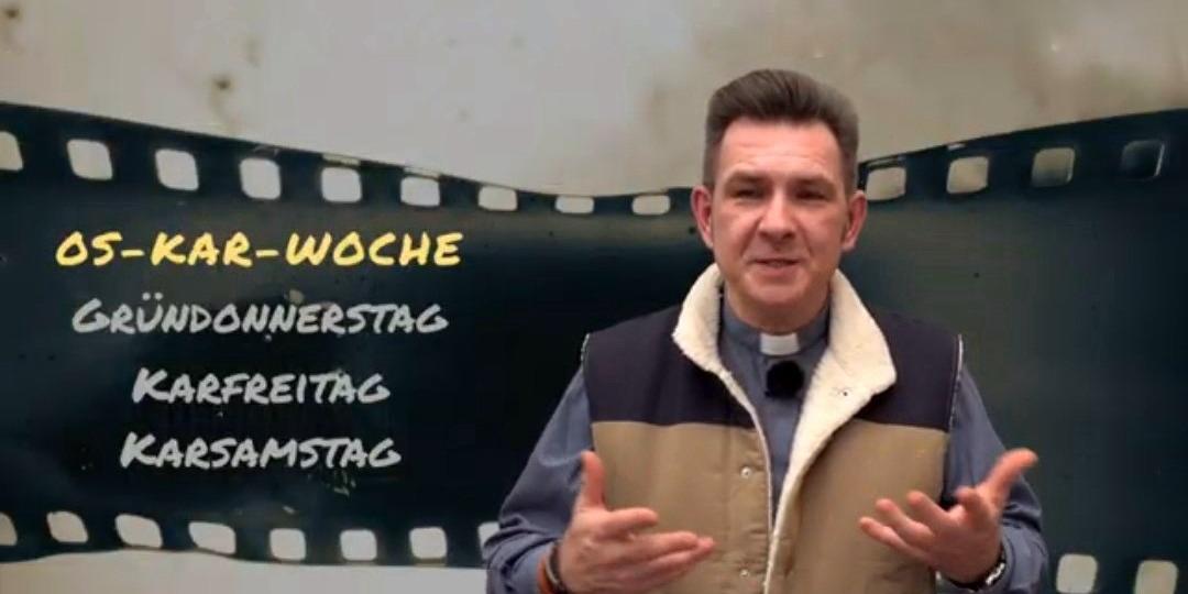 Pfarrer Norbert Fink vor einem Filmstreifen mit der Aufschrift OS-KAR-WOCHE