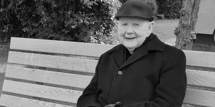 Prälat Paul Knopp auf einer Bank sitzend