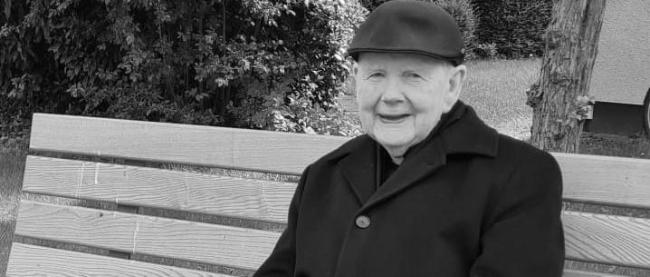 Prälat Paul Knopp auf einer Bank sitzend