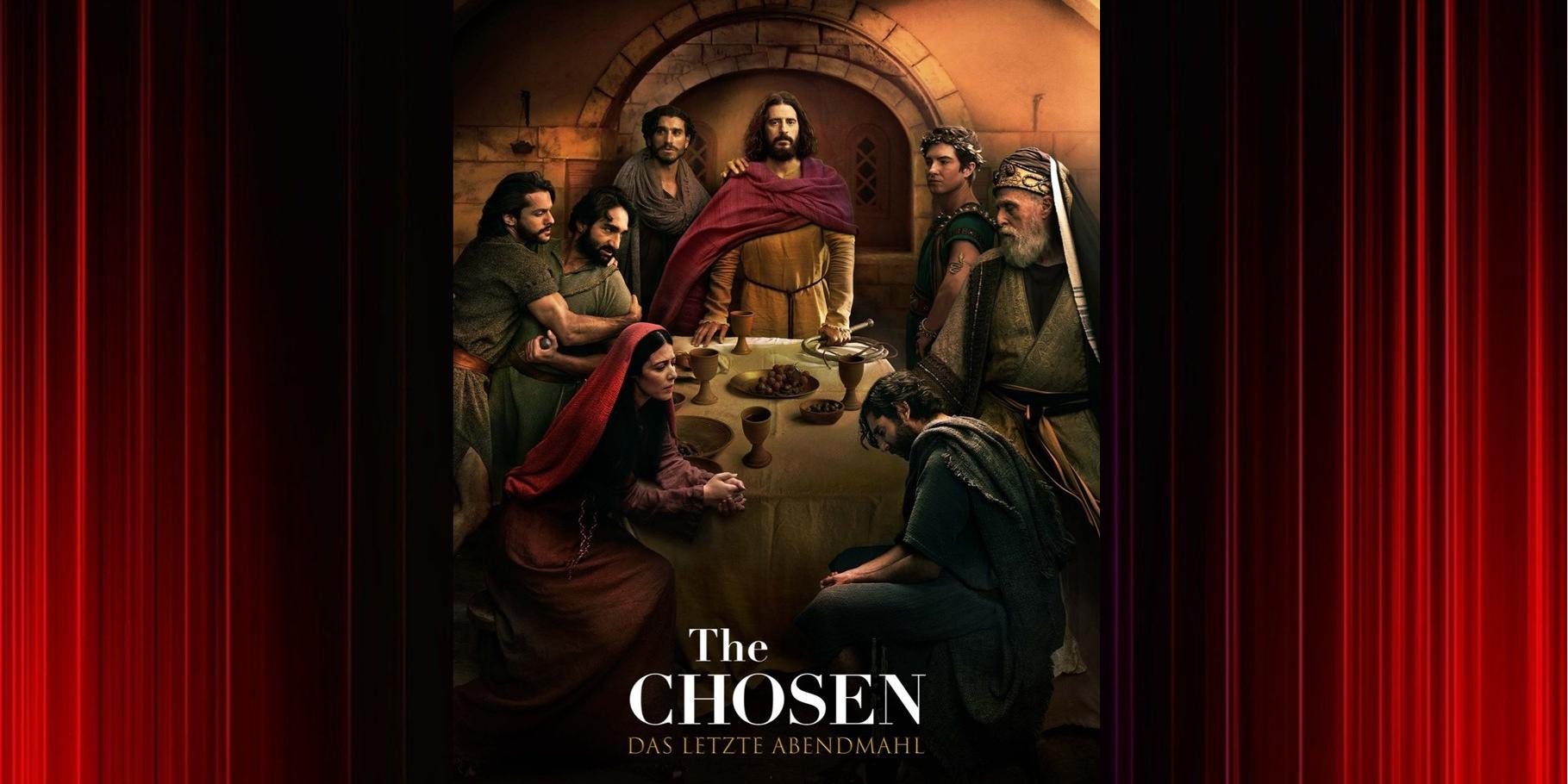 Theatervorhang im Vordergrund Kinoplakat von the Chosen und der Szene vom letzten Abendmahl