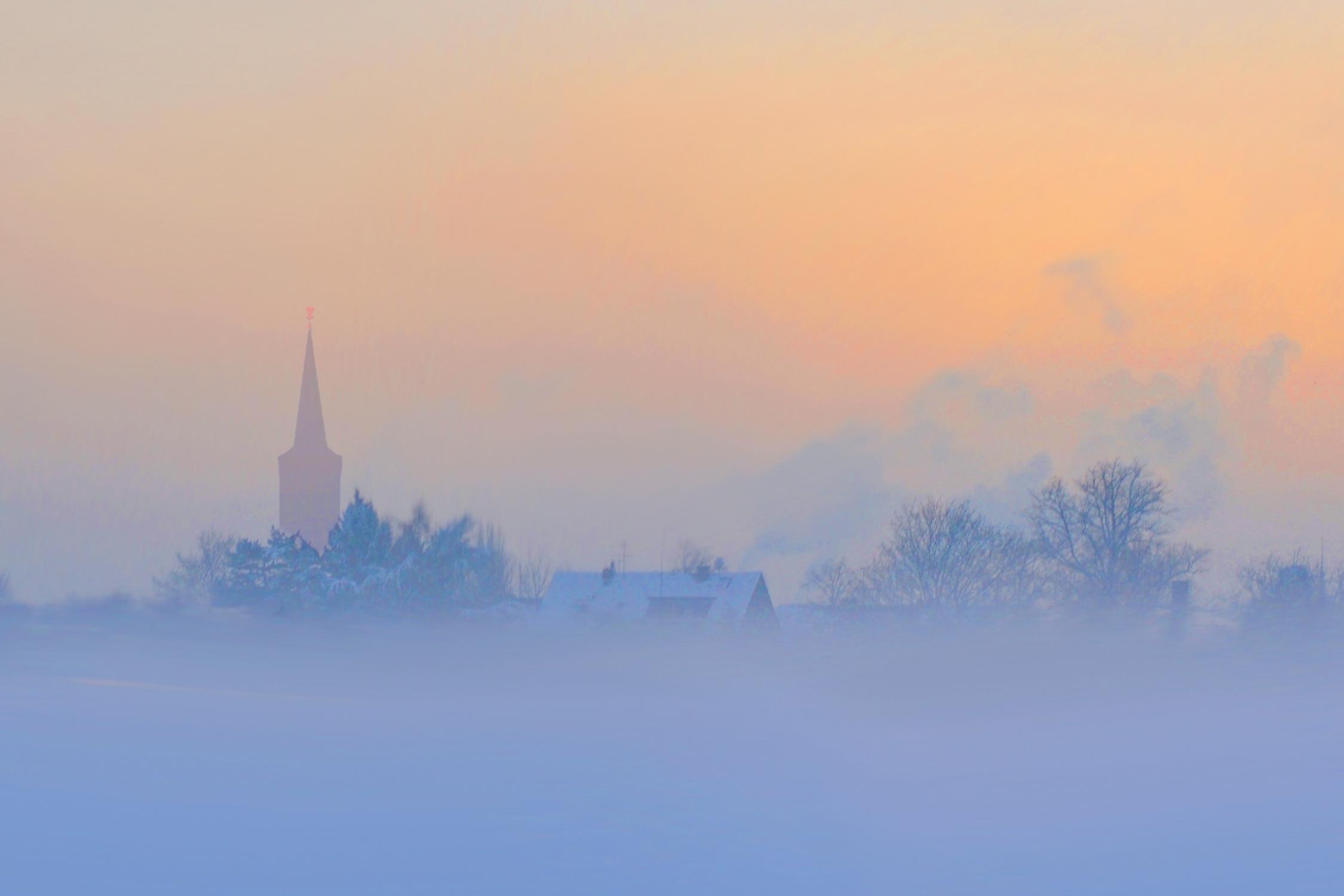 Blick auf Düsseldorf mit dem Turm von St. Benediktus an einem kalten Wintermorgen