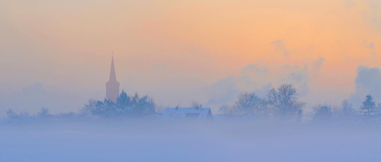 St. Benediktus im Winter (c) Wolfgang Spanier Blick auf Düsseldorf mit dem Turm von St. Benediktus an einem kalten Wintermorgen