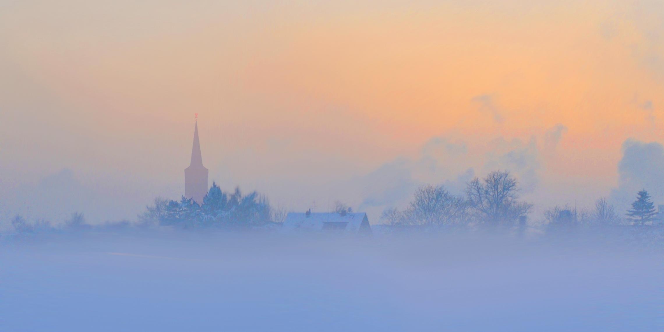 Blick auf Düsseldorf mit dem Turm von St. Benediktus an einem kalten Wintermorgen
