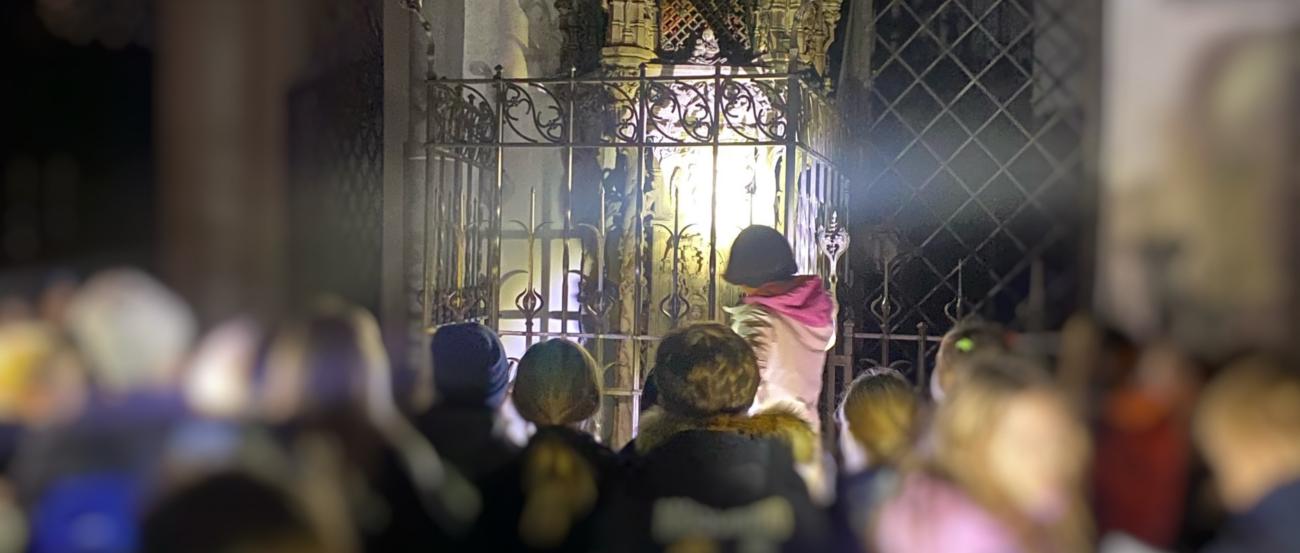 Pastoralreferentin  zeigt Kindern das hochgotische Sakramentshaus in St. Lambertus