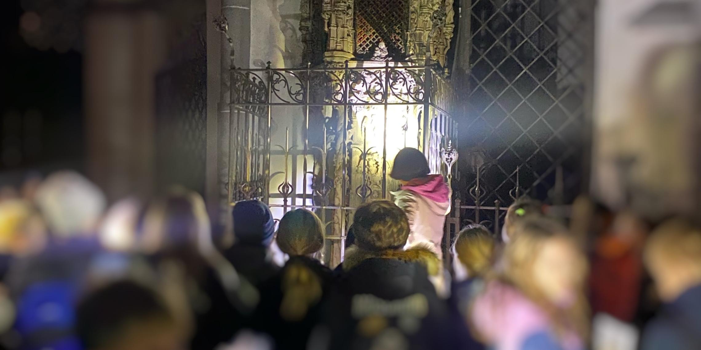 Pastoralreferentin  zeigt Kindern das hochgotische Sakramentshaus in St. Lambertus