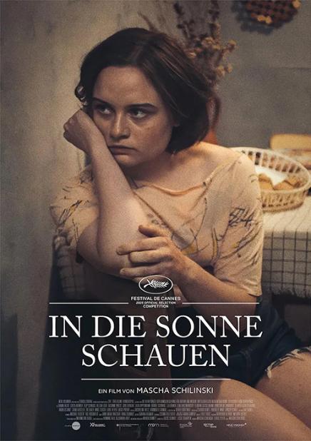 Junge Frau, die nachdenklich und leicht abgewandt dargestellt wird. Ihre Hand stützt ihr Kinn, während ihr Blick in die Ferne schweift. Die Farbpalette ist gedämpft und erdig, was eine intime und möglicherweise melancholische Atmosphäre schafft. Das Licht fällt sanft auf ihr Gesicht und betont ihre Gesichtszüge, während der Hintergrund unscharf bleibt und eine gewisse Tiefe erzeugt.