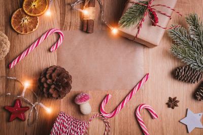 Weihnachtliche Dekoration (c) Foto von JESHOOTS.COM auf Unsplash Weihnachtliche Dekoration