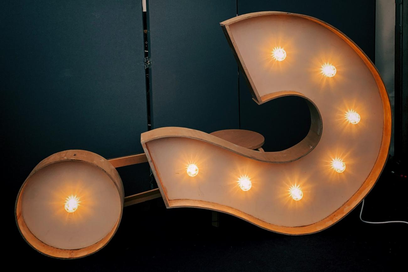 Fragezeichen (c) Jon Tyson | unsplash liegendes Fragezeichen