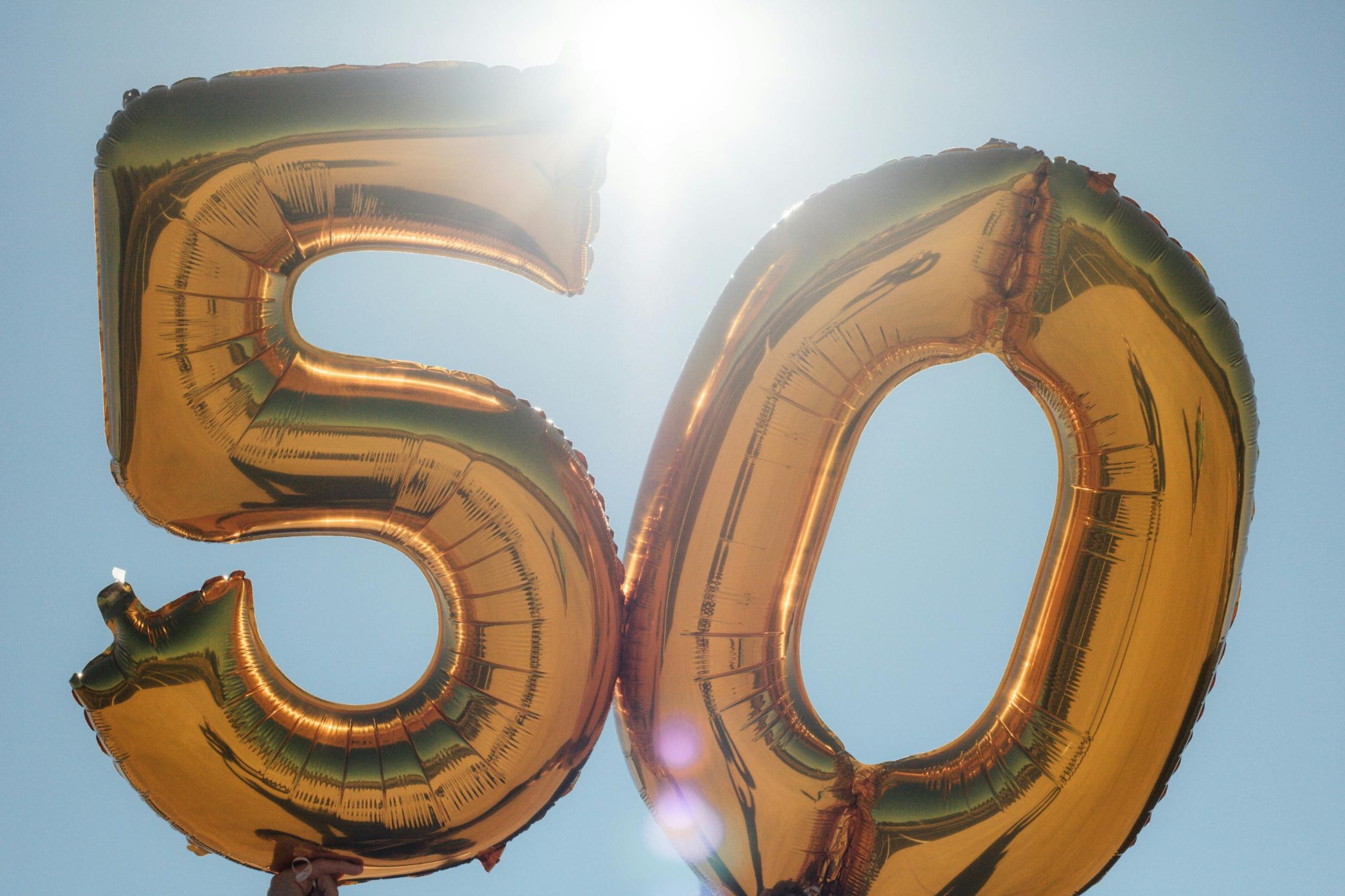 Die Zahl 50 aus Folienballons