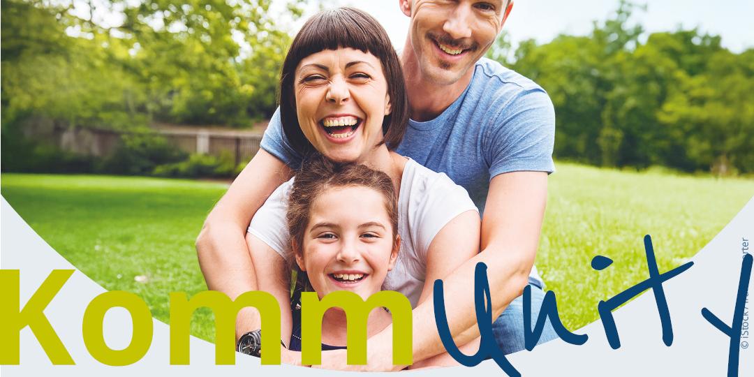 Vater, Mutter und ich mit Schriftzug KommUnity. Die Erstkommunion-App für Eltern