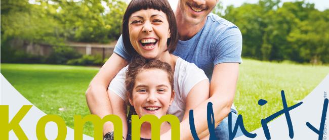 Vater, Mutter und ich mit Schriftzug KommUnity. Die Erstkommunion-App für Eltern