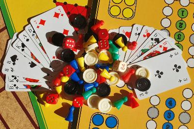Spielenachmittag (c) unsplash Mensch ärgere dich nicht Spiel mit Person im Hintergrund