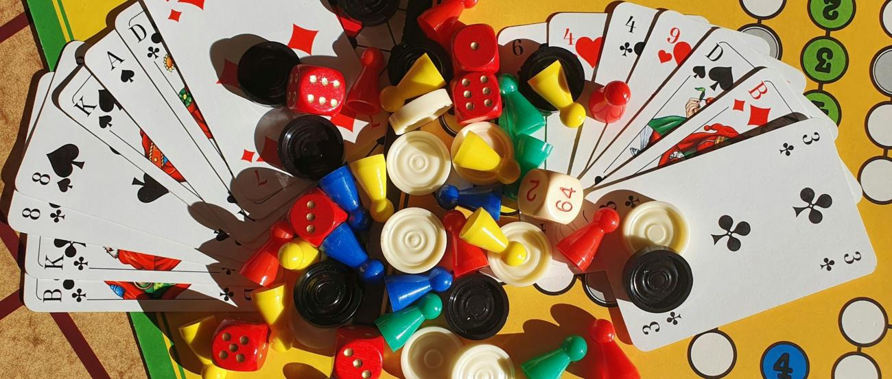 Mensch ärgere dich nicht Spiel mit Person im Hintergrund