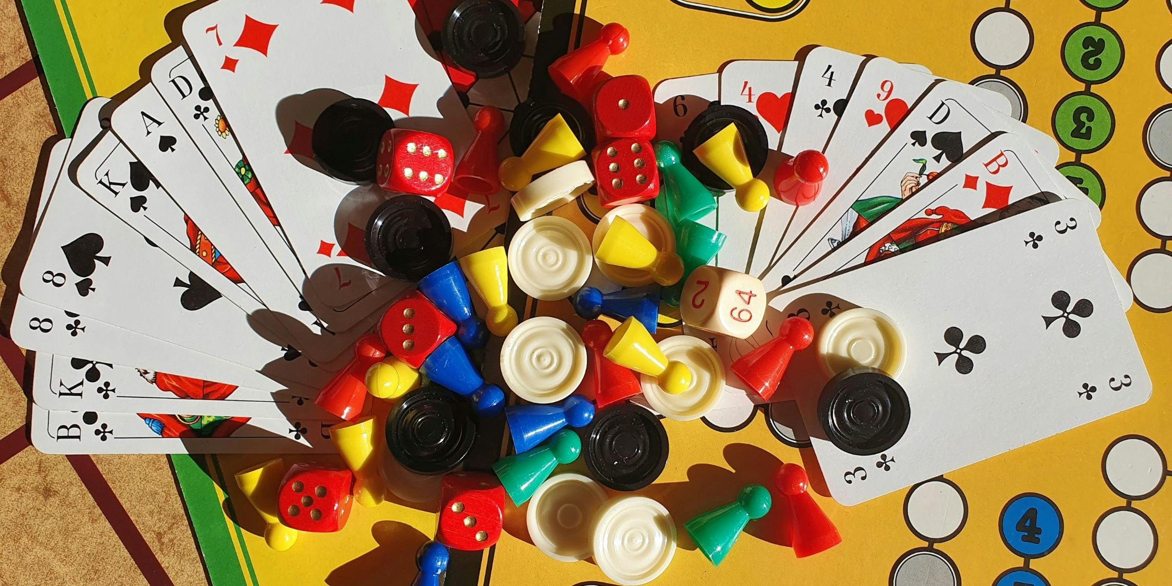 Mensch ärgere dich nicht Spiel mit Person im Hintergrund