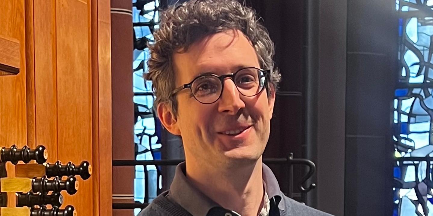 Neuer Organist Stephan Koch vor der Orgel