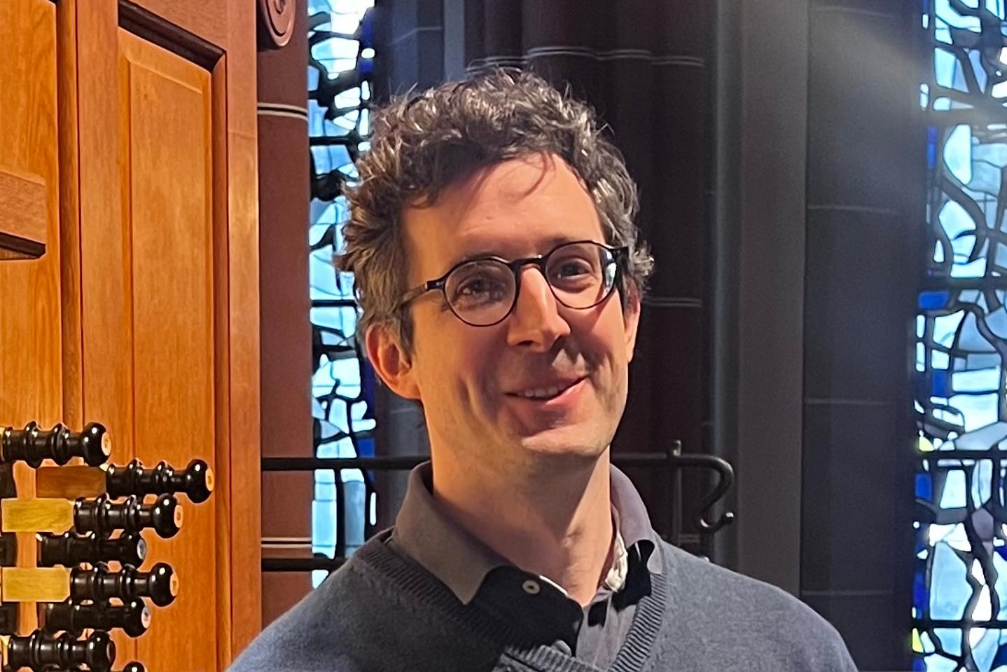 Neuer Organist Stephan Koch vor der Orgel