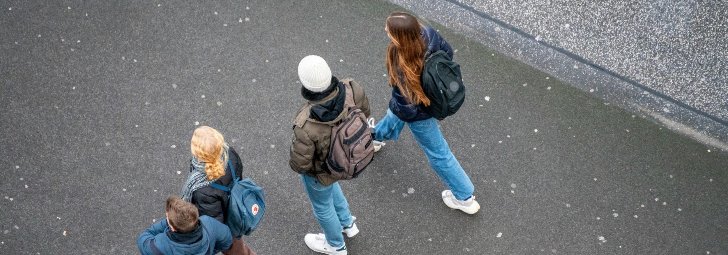 Jugendliche mit Rucksäcken unterwegs